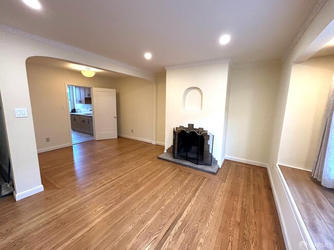 Building Photo - 106 Caselli Ave