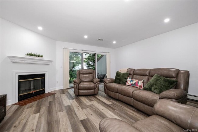 Foto del edificio - 103 Hemlock Cir