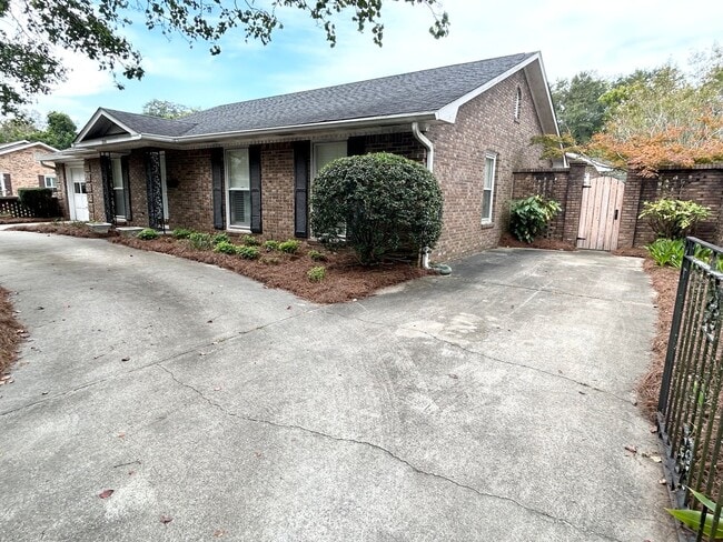 Building Photo - Historic District