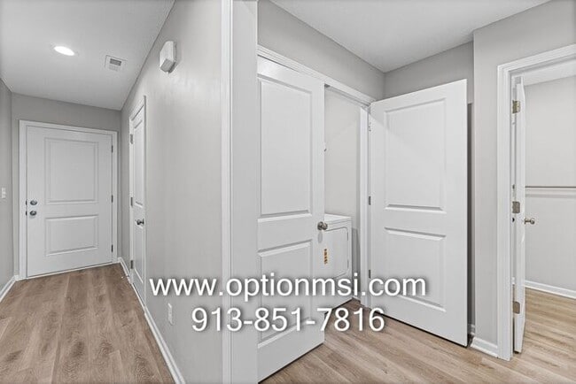 Building Photo - Fresh 3 Bedroom, 2 Bathroom Half Duplex
