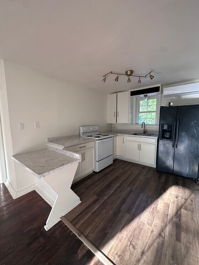 Foto principal - 705 W Circle Dr