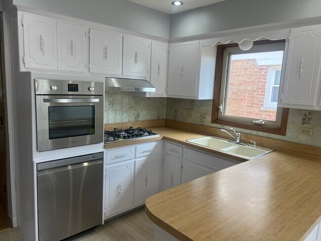Foto del edificio - 5712 N Avondale Ave