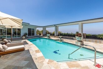Building Photo - 560 Chalette Dr