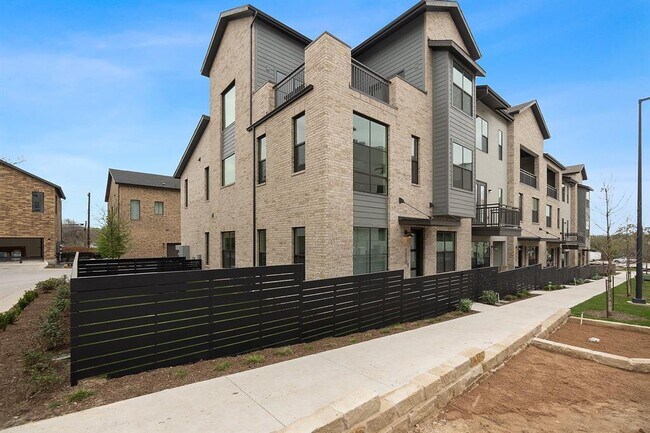 Foto del edificio - 4410 Grotto Dr