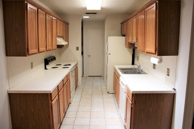 Building Photo - 3/2/2 in location with easy access to Loop...