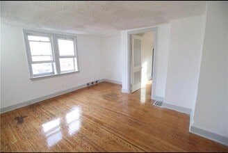 Building Photo - 81 Miller St