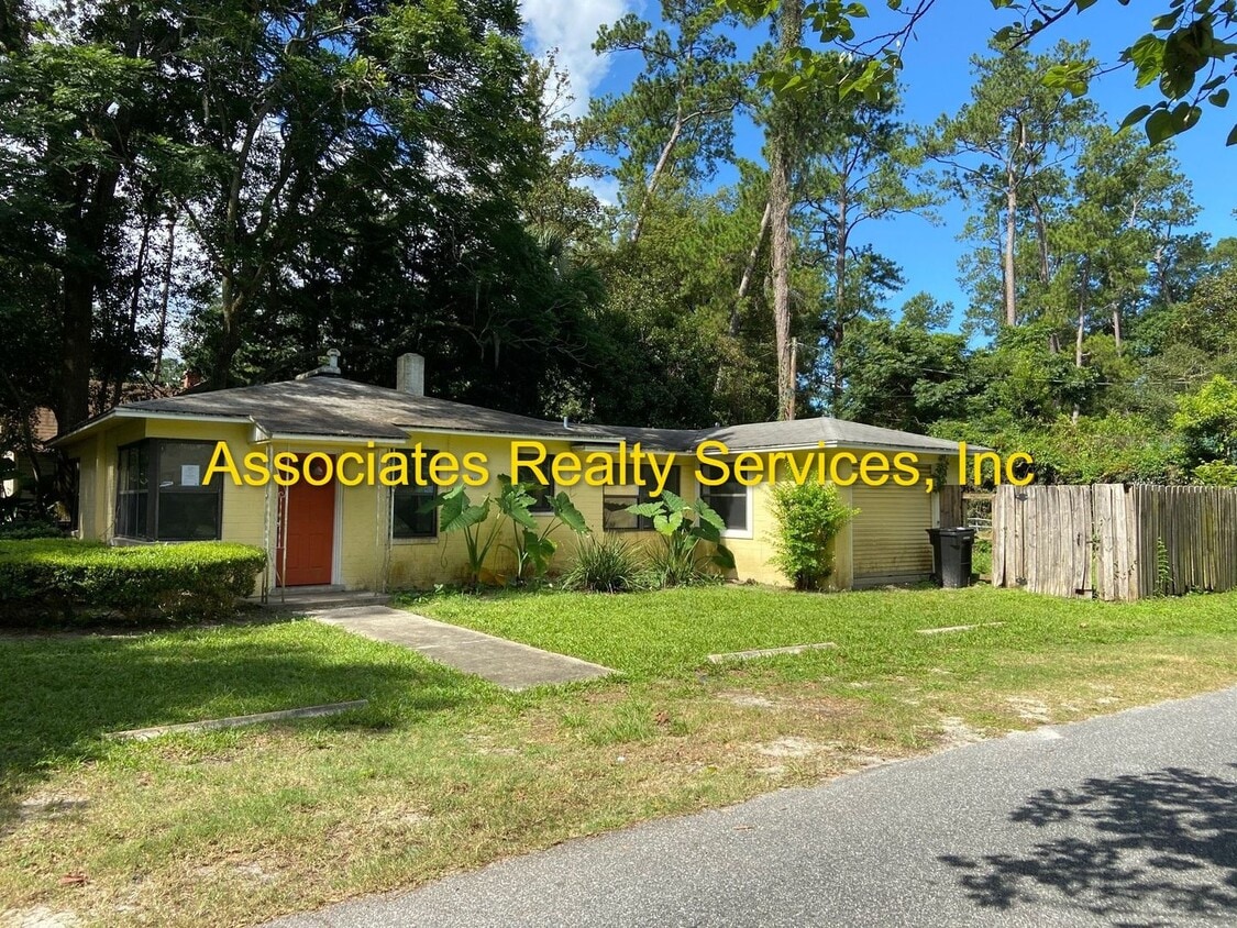 Foto principal - Spacious 3BR/2BA Home on a Quiet Corner Lot!
