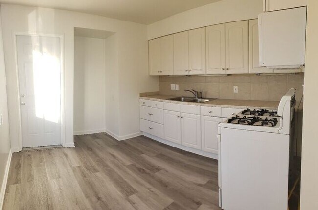 Foto del edificio - $1000 Rebate! Charming cottage style home w/ huge private yard in La Mesa (4812)