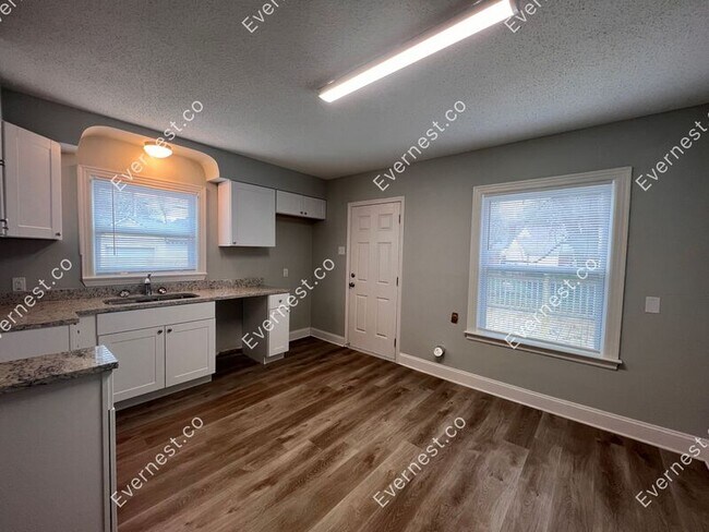 Foto del edificio - 2255 Cypress Cir