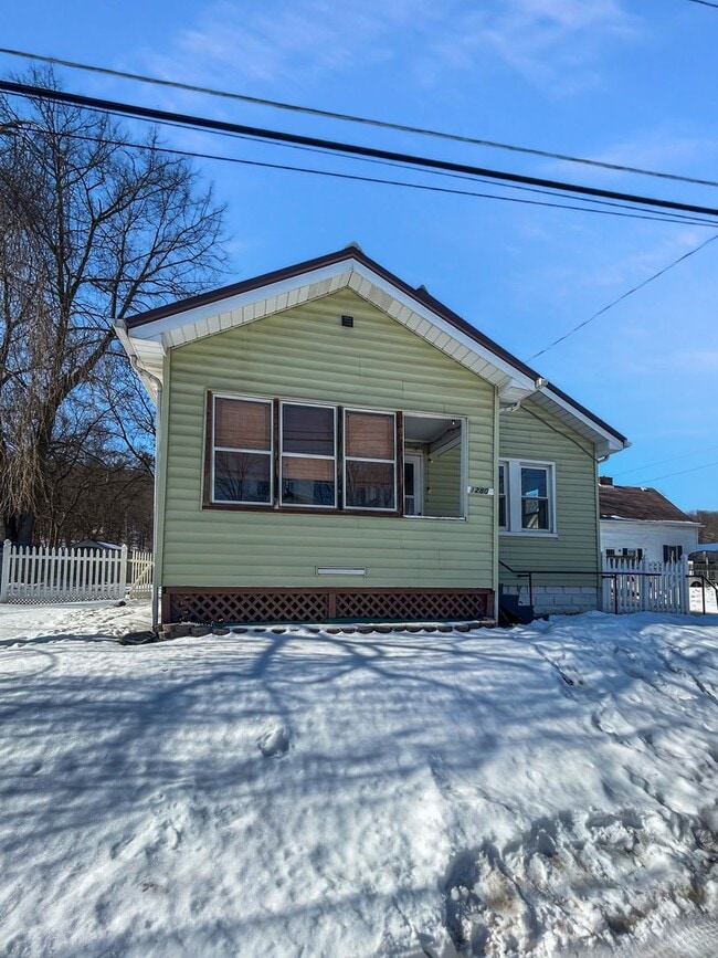 Welcome to this charming 2-bedroom, 1-bathroom home located in the heart of Crescent Township, PA - Welcome to this charming 2-bedroom, 1-bathroom home located in the heart of Crescent Township, PA