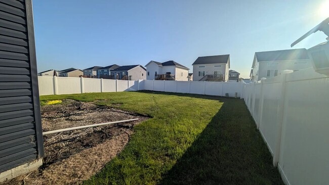 Foto del edificio - Furnished Queen Room with Closet & Private Bath