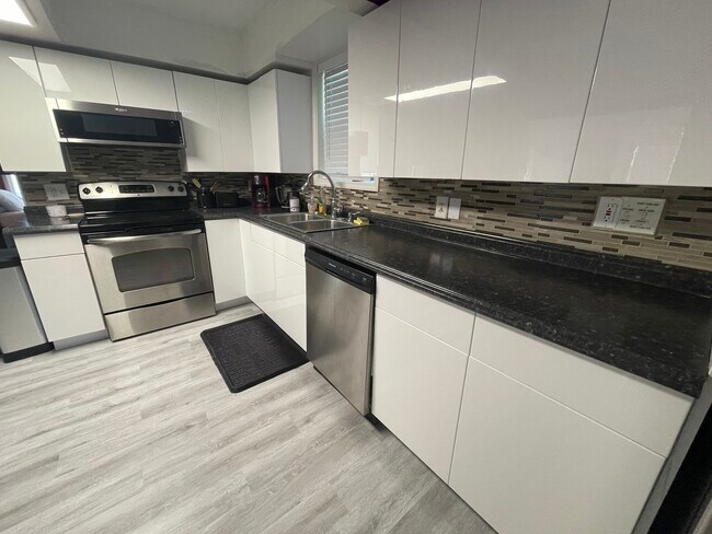 Cocina renovada - 13100 Boca Ciega Ave