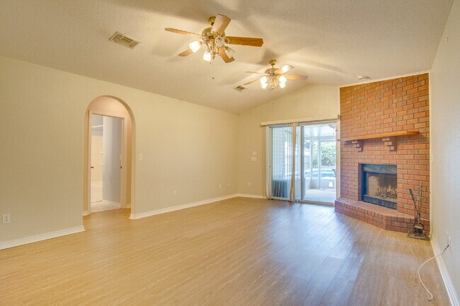 Foto del edificio - Northeast Pensacola Pool Home with Screened Porch and Fenced Yard