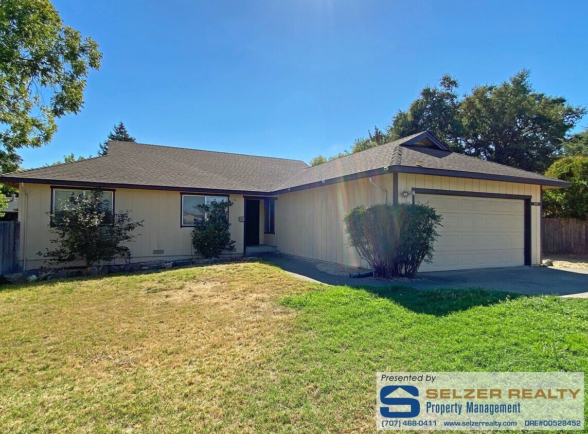 Primary Photo - Roomy 3 bd. home on a cul-de-sac near park...
