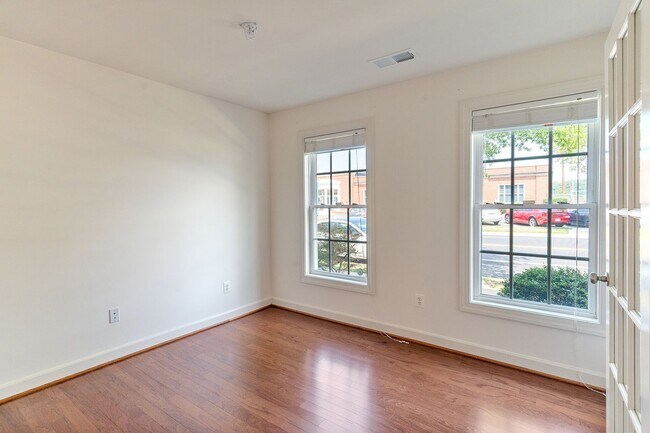 Building Photo - Lovely Townhome Conveniently Located!