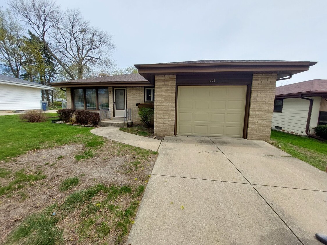 Primary Photo - 3 bedroom 1.5 bath home with attached 1 ca...
