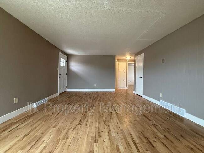 Building Photo - 528 21st Ave NE