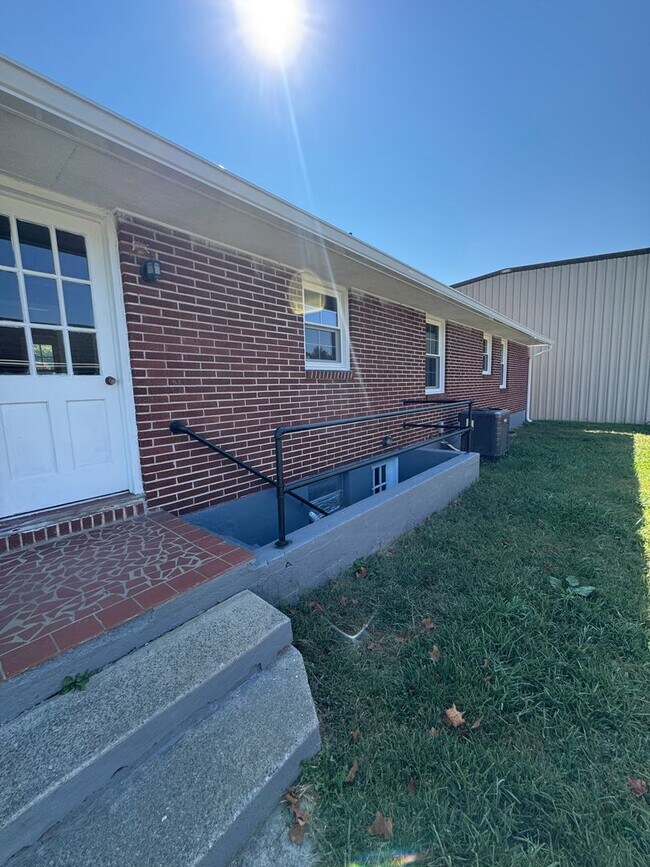 Foto del edificio - Updated Home with Parking in Radford