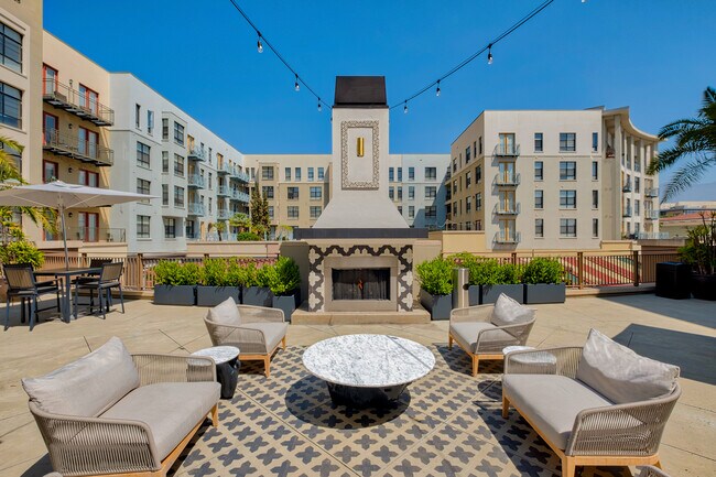 Chimenea al aire libre con cómoda sala de estar - Terraces at Paseo Colorado