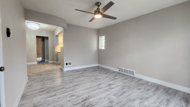 Building Photo - 6616 Alamo Ave
