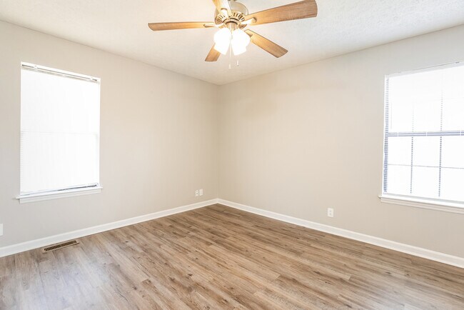 Foto del edificio - 4405 Falling Leaf Ln
