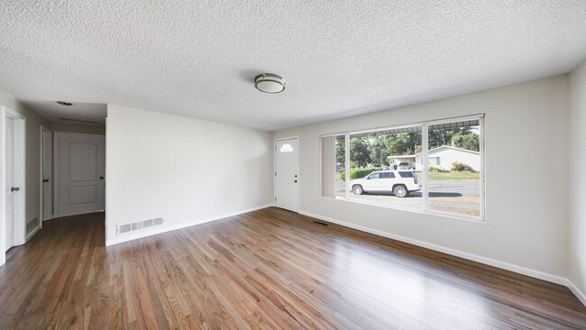 Foto del edificio - 3 Bed 1 Bath - Hardwood Floors - Pet Friendly - NAS Whidbey