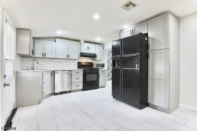 Building Photo - 220 E Munsell Ave