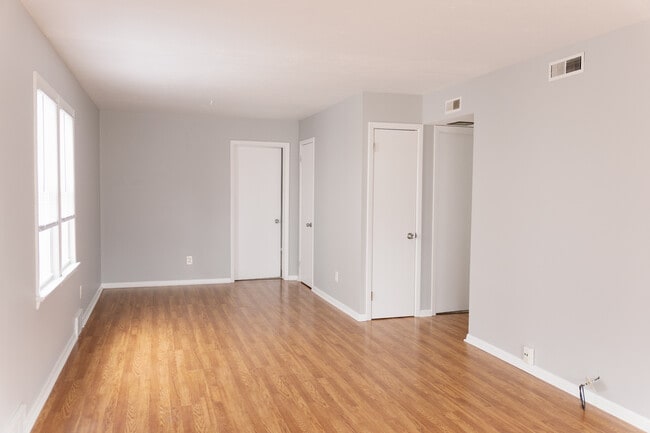 Foto del edificio - 12302 Milligan Ave