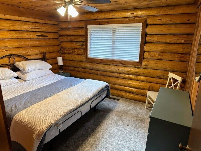 Dormitorio con cama king size y amplio armario. - 838 Capistrano Ave