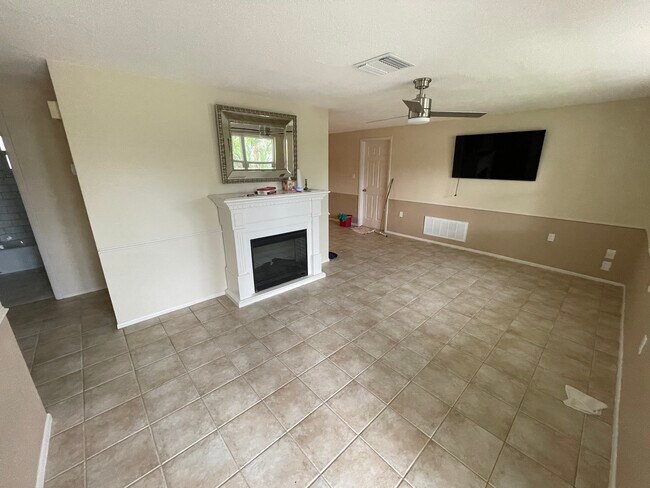 Building Photo - 7040 Brentwood Dr