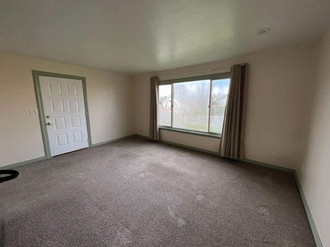 Building Photo - 2 bedroom 1 bath home