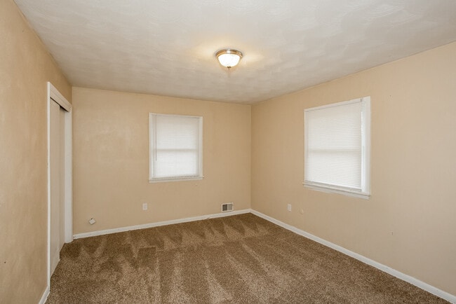 Foto del edificio - 709 Ernie Lu Ave