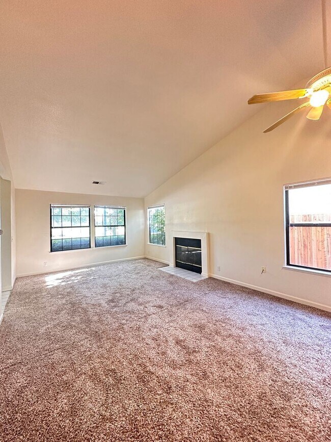 Building Photo - 4 br, 2 bath House - 2731 Lillard Drive