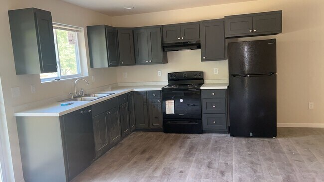 Building Photo - 3 Bedroom Duplex