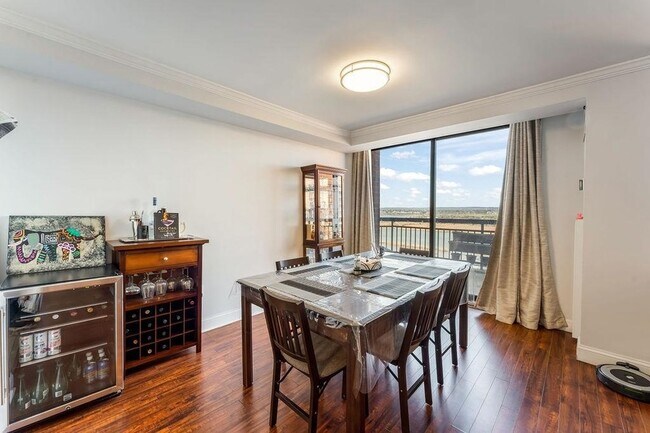 Building Photo - 2110 Harmon Cove Tower