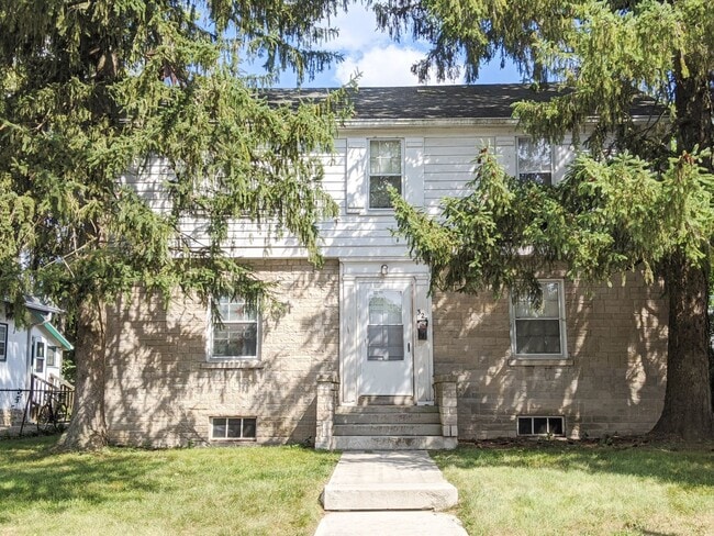 Building Photo - 323 S Eagleson Ave