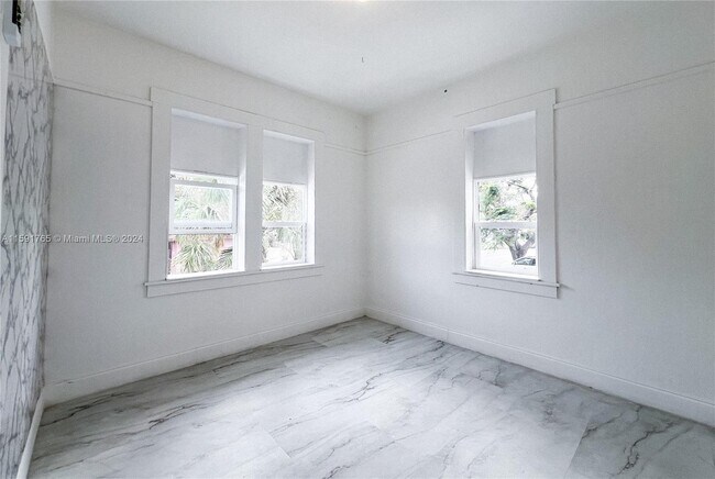 Building Photo - 225 NE 56th St