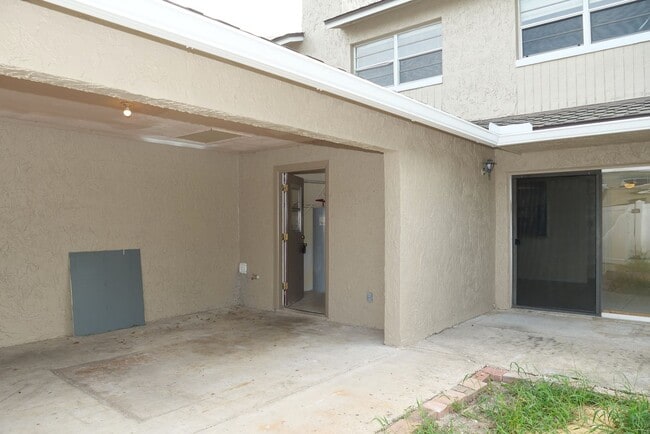 Building Photo - Desirable Maitland townhome