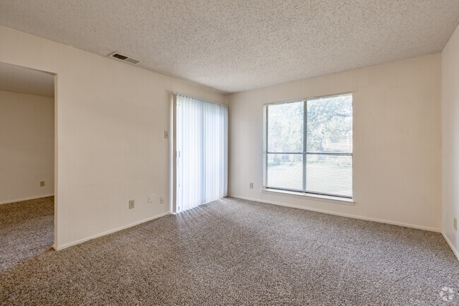 1BR, 1BA - 500SF (A1) - Living Room - Clayton Pointe