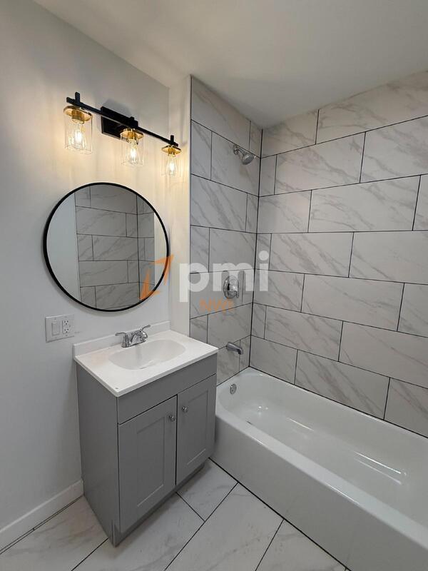 Building Photo - 413 1/2 York St (Upper Unit)