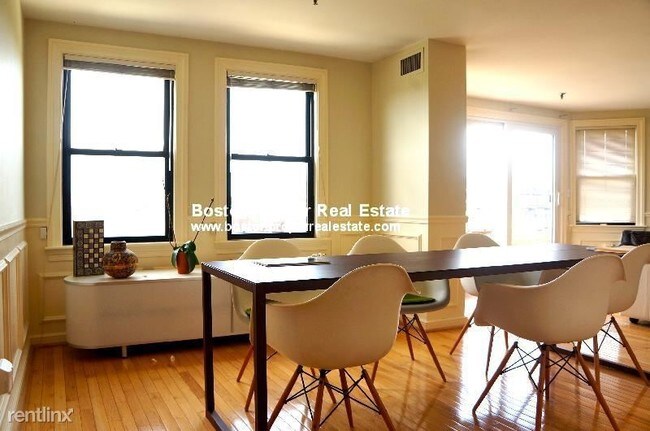 Building Photo - 392 Commonwealth Avenue
