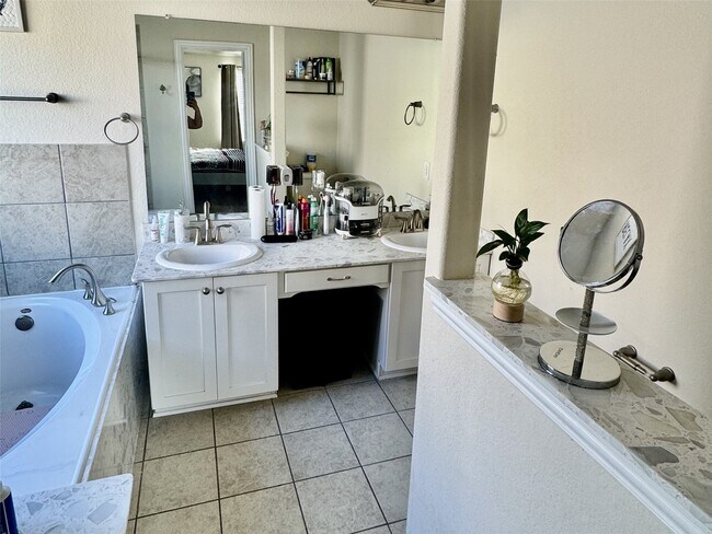 Building Photo - 12615 Barclay Ter Dr