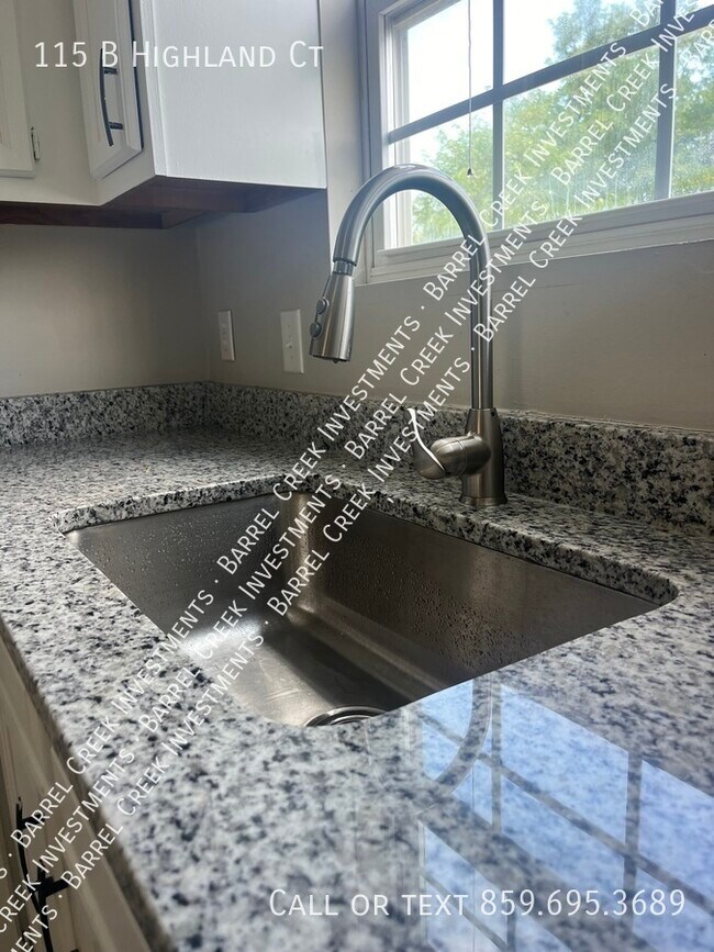 Foto del edificio - 2-Bed 1-Bath Townhome + Garage