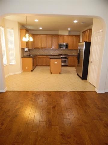 Building Photo - 8665 Robertson Dr