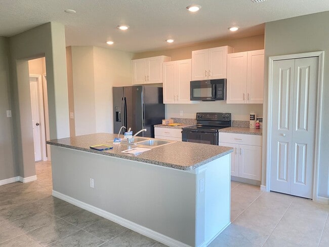 Building Photo - 7049 Samuel Ivy Dr