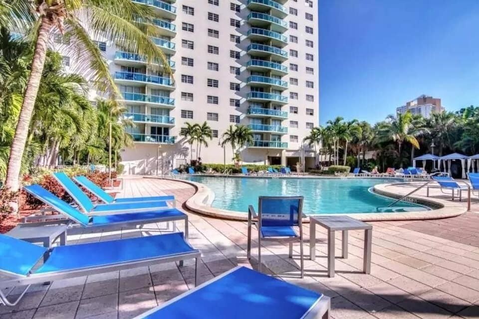 Primary Photo - 19370 Collins Ave