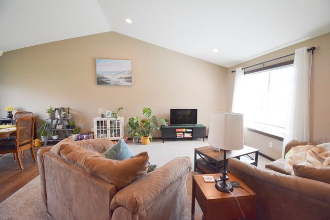 Building Photo - Beautiful and Spacious 4 Bedroom 3 Bath Av...