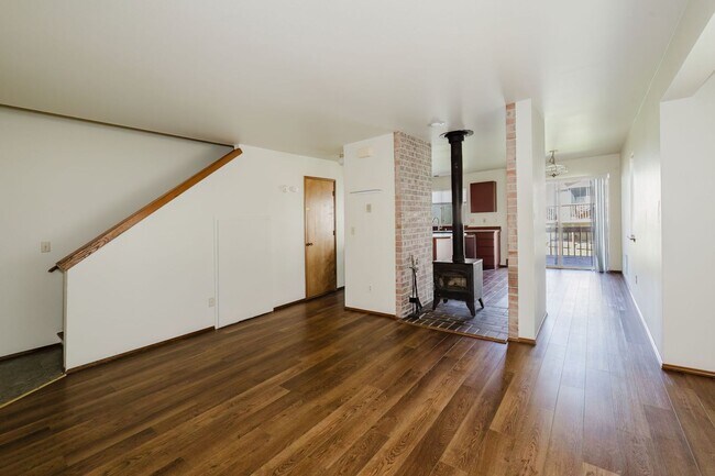 Foto del edificio - Desireable End Unit, Bremerton Triplex - A...