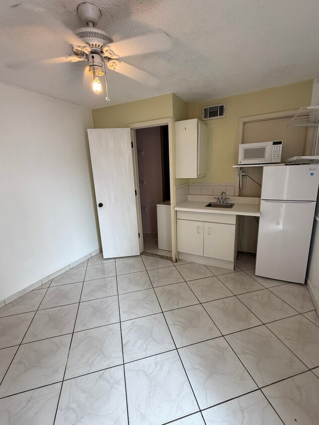 Building Photo - 6420 SW 127th Pl