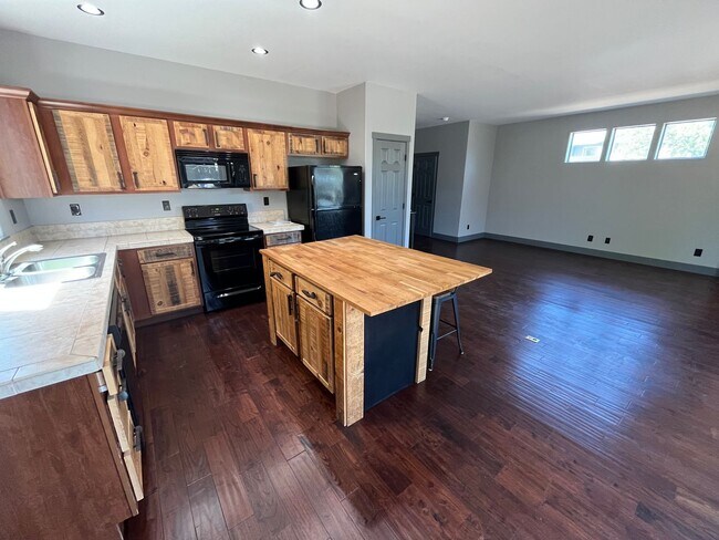 Foto del edificio - Spacious and Updated 3 Bed/2.5 Bath with F...